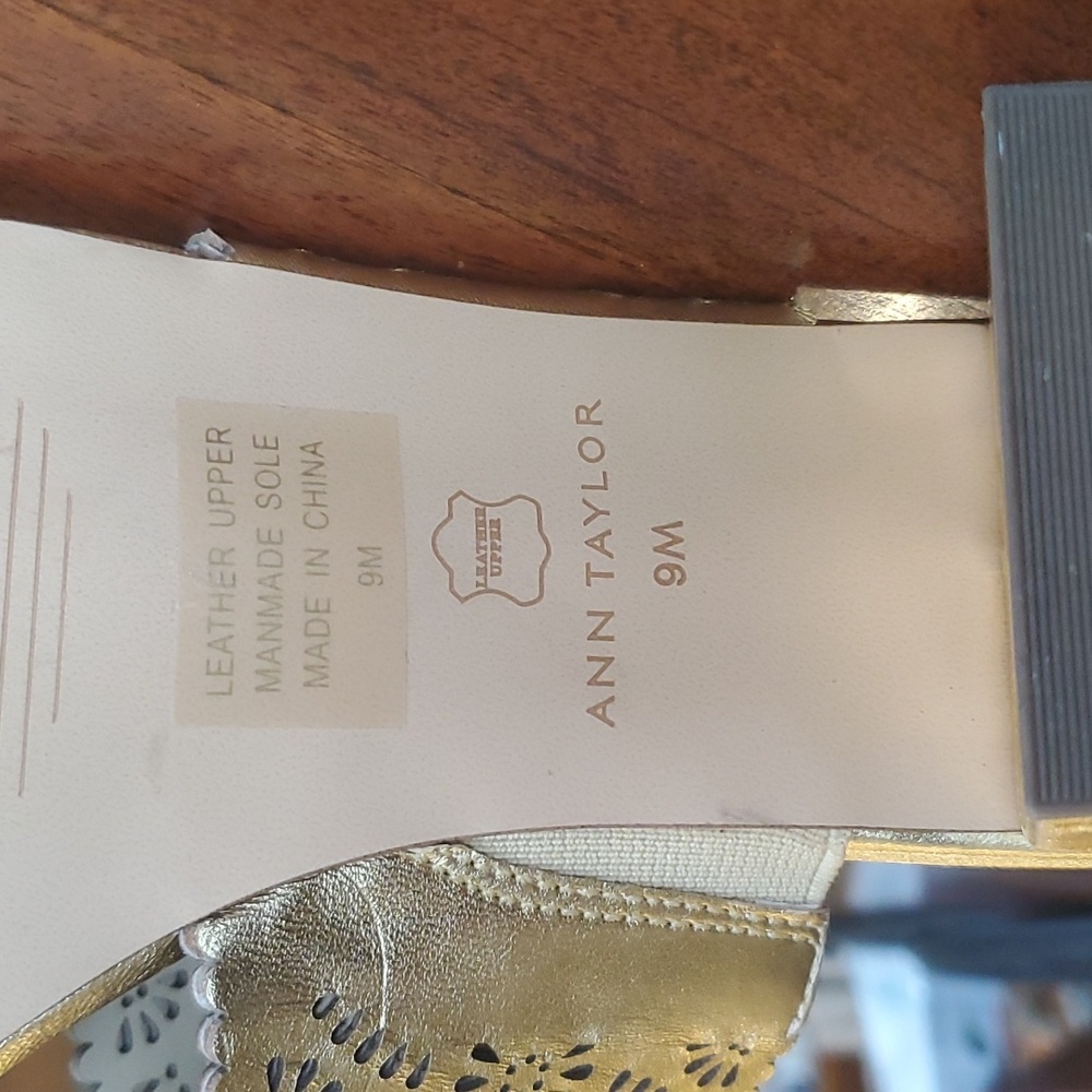 Ann Taylor gold sandals - 9M - Picture 9 of 9